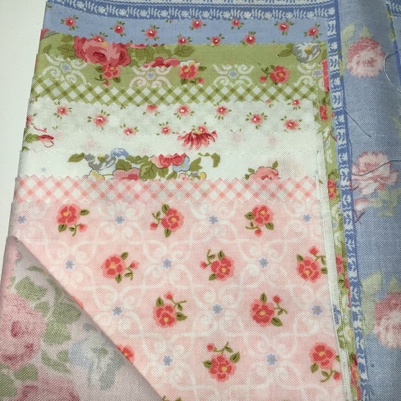 Moda Fat Quarter Bundle - 12 Fat Quarters of beautiful quilting quality cottons - Picture 2 of 14